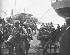 Les premiers contingents Franco-Anglais a Salonique; Les Francais, debarques...1915 (1924). Creator: Unknown