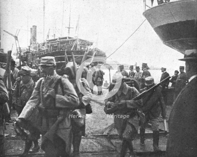 'Les premiers contingents Franco-Anglais a Salonique; Les Francais, debarques...1915 (1924). Creator: Unknown.