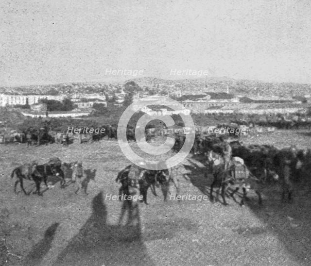 'Les premiers contingents Franco-Anglais a Salonique; Les mitrailleuses transportees..., 1915 (1924) Creator: Unknown.