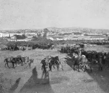 Les premiers contingents Franco-Anglais a Salonique; Les mitrailleuses transportees..., 1915 (1924) Creator: Unknown