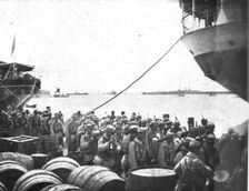 Les premiers contingents Franco-Anglais a Salonique; Un bataillon s'est forme sur le... 1915 (1924) Creator: Unknown