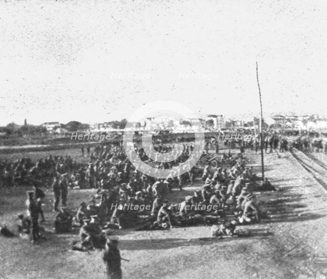 'Les premiers contingents Franco-Anglais a Salonique; Un detachement britannique...1915 (1924). Creator: Unknown.