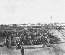 Les premiers contingents Franco-Anglais a Salonique; Un detachement britannique...1915 (1924). Creator: Unknown