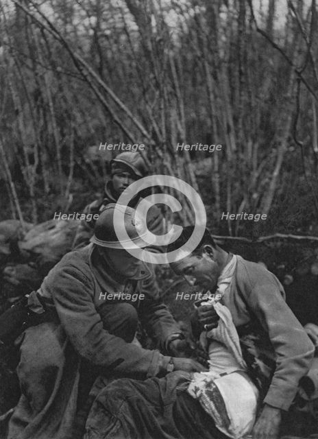 'Les premiers soins aux blesses pendant la bataille; Photographie prise dans le ravin de..., 1916. Creator: Unknown.