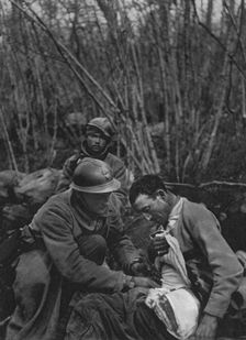 Les premiers soins aux blesses pendant la bataille; Photographie prise dans le ravin de..., 1916. Creator: Unknown
