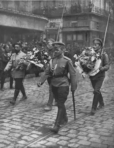 Les premiers soldats Russes en France; le defile dans Marseille en fete : un alpin..., 1916. Creator: Jean Clair-Guyot