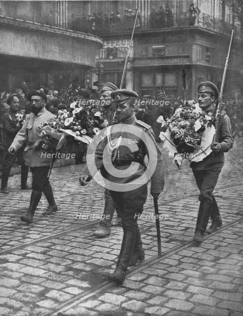 'Les premiers soldats Russes en France; le defile dans Marseille en fete : un alpin..., 1916. Creator: Jean Clair-Guyot.