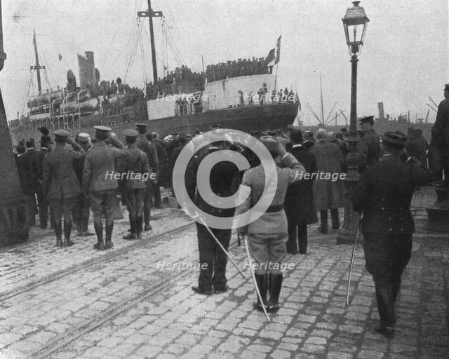 'Les premiers soldats Russes en France; le premier navire charge des troupes du general..., 1916. Creator: Jean Clair-Guyot.