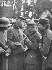 Les prises d'une action locale; Groupes de prisonniers allemands captures le 18 avil 1918..., 1918. Creator: Unknown