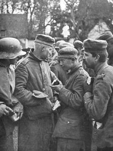 Les prises d'une action locale; Groupes de prisonniers allemands captures le 18 avil 1918..., 1918. Creator: Unknown