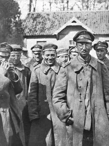 Les prises d'une action locale; Groupes de prisonniers allemands captures le 18 avil 1918..., 1918. Creator: Unknown