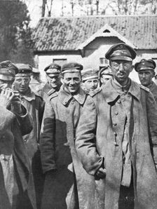 Les prises d'une action locale; Groupes de prisonniers allemands captures le 18 avil 1918..., 1918. Creator: Unknown