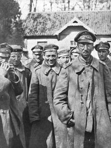 Les prises d'une action locale; Groupes de prisonniers allemands captures le 18 avil 1918..., 1918. Creator: Unknown