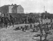 Les prisonniers au camp; pendant que les prisonniers allemands sont a la douche..., 1916. Creator: Unknown