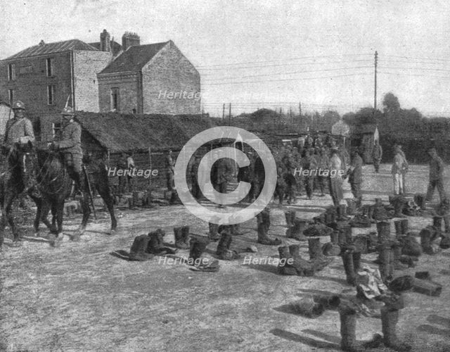 'Les prisonniers au camp; pendant que les prisonniers allemands sont a la douche..., 1916. Creator: Unknown.