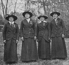 'Les quatre heroines de Vertus; les quatre soeurs Vatel decorees de la Croix de Guerre. Creator: Unknown