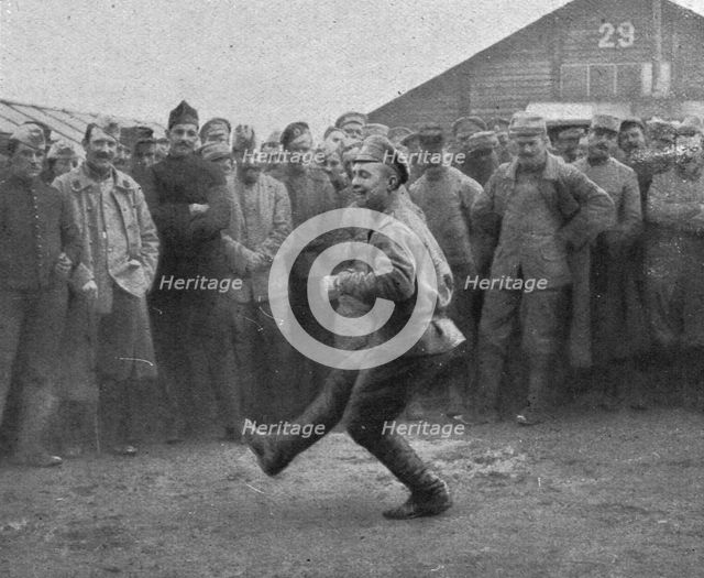 'Les Russes en France; au camp de Mailly-le-Grand : Danse russe devant les allies', 1916. Creator: Unknown.