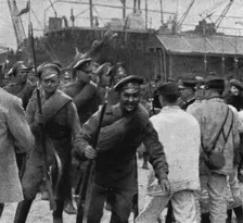 Les Russes en France; distribution de fusils Lebel aux soldats russes, a leur debarquement 1916. Creator: Unknown