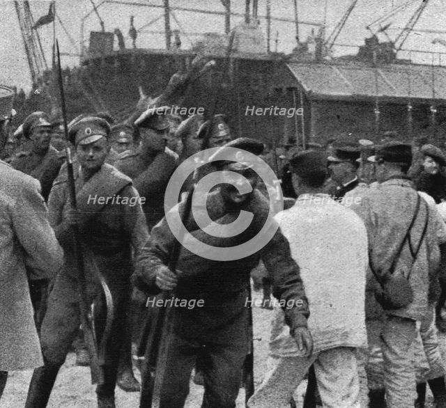 'Les Russes en France; distribution de fusils Lebel aux soldats russes, a leur debarquement', 1916. Creator: Unknown.
