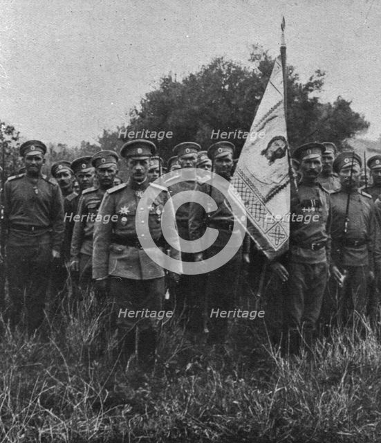 'Les Russes en France; le general Lohvitsky et la drapeau sur lequel est brodee la figure..., 1916. Creator: Unknown.