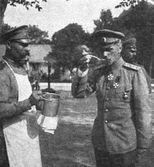 Les russes en France; Le general Lokhvitzky goute le bouillon des soldats 1916. Creator: Unknown