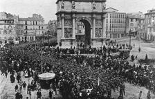 Les Russes en France; Le defile des premiers bataillons Russes a travers Marseille..., 1916. Creator: Unknown