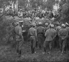 Les Russes en France; les soldats russes et la population marseillaise fraternisent 1916. Creator: Unknown