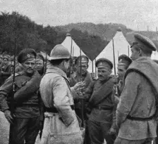Les Russes en France; nos allies se font expliquer par un interprete la manoeuvre..., 1916. Creator: Unknown