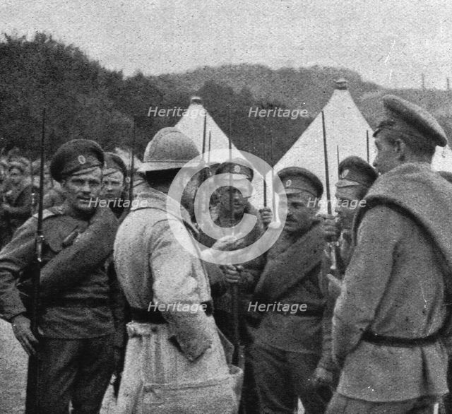 'Les Russes en France; nos allies se font expliquer par un interprete la manoeuvre..., 1916. Creator: Unknown.
