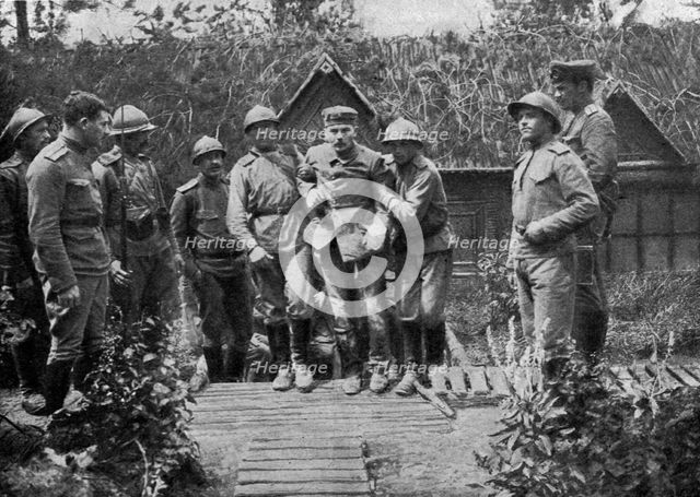 'Les russes en France; Un prisonnier allemand blesse, au camp russe', 1916. Creator: Unknown.