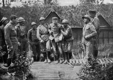 Les russes en France; Un prisonnier allemand blesse, au camp russe 1916. Creator: Unknown