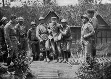 Les russes en France; Un prisonnier allemand blesse, au camp russe 1916. Creator: Unknown