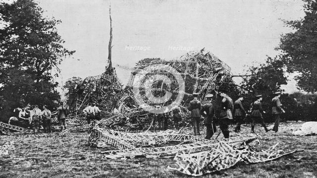 'Les raids Malheureux des Zeppelins sur l'Angleterre; debris du L32, autour de l'arbre sur..., 1916. Creator: Unknown.