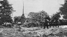 Les raids Malheureux des Zeppelins sur l'Angleterre; debris du L32, autour de l'arbre sur..., 1916. Creator: Unknown