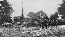 Les raids Malheureux des Zeppelins sur l'Angleterre; debris du L32, autour de l'arbre sur..., 1916. Creator: Unknown