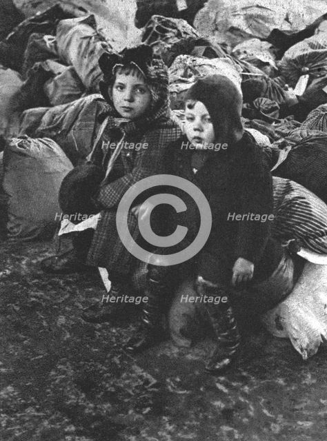 'Les rapatries du Nord de la France a annemasse (Haute-Savoie); Deux petits enfants..., 1916. Creator: Unknown.