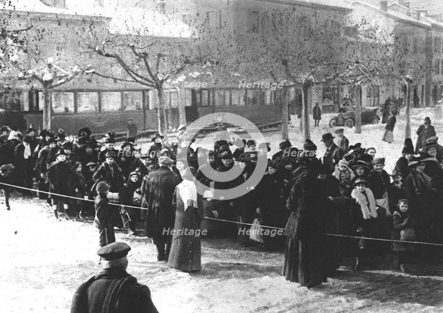'Les rapatries du Nord de la France a annemasse (Haute-Savoie); une arrivee de..., 1916. Creator: Unknown.