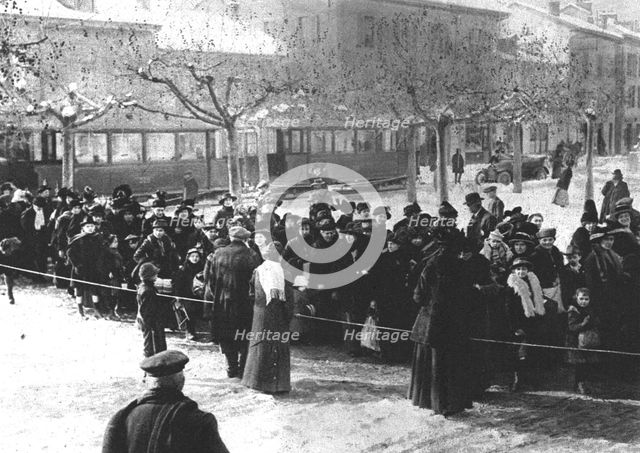 'Les rapatries du Nord de la France a annemasse (Haute-Savoie); une arrivee de..., 1916. Creator: Unknown.