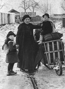 Les rapatries du Nord de la France a annemasse (Haute-Savoie); une famille qui a..., 1916. Creator: Unknown
