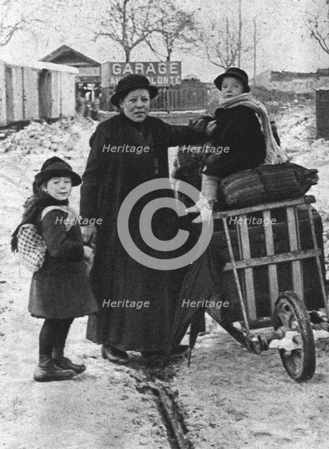 'Les rapatries du Nord de la France a annemasse (Haute-Savoie); une famille qui a..., 1916. Creator: Unknown.