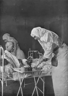Les revers Roumains ; au Palais Royal de Bucarest, transforme en ambulance: la reine Marie au cheve Creator: Unknown