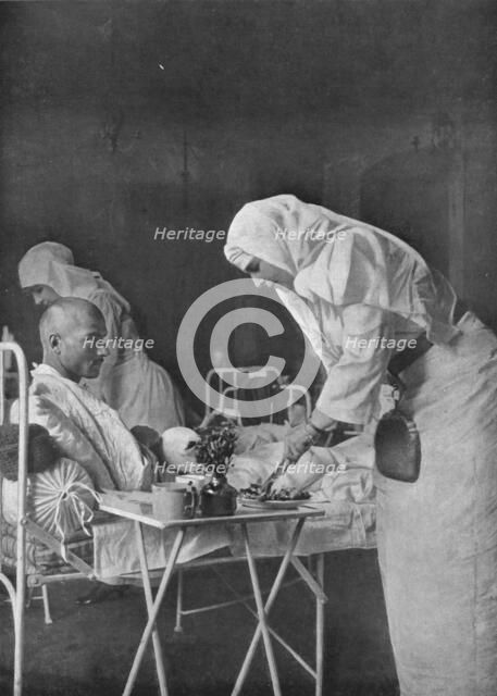 'Les revers Roumains ; au Palais Royal de Bucarest, transforme en ambulance: la reine Marie au cheve Creator: Unknown.