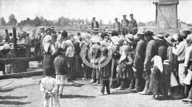 ''Les Revers Russes; distribution de the et de vivres aux population en fuite', 1915. Creator: Unknown.