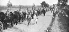Les Revers Russes; l'artillerie russe se retire en bon ordre sur Brest-Litowsk 1915. Creator: Unknown