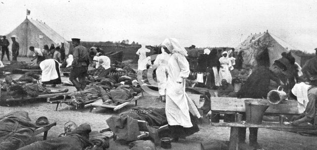 'Les Revers Russes; les secours aux soldats russes empoisonnes par les gaz asphyxiants', 1915. Creator: Robert Scotland Liddell.