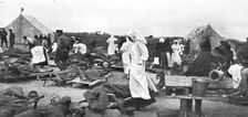 Les Revers Russes; les secours aux soldats russes empoisonnes par les gaz asphyxiants 1915. Creator: Robert Scotland Liddell