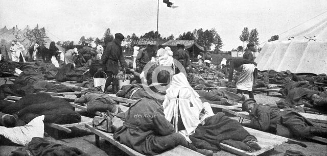 'Les Revers Russes; les secours aux soldats russes empoisonnes par les gaz asphyxiants..., 1915. Creator: Robert Scotland Liddell.