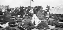 Les Revers Russes; les secours aux soldats russes empoisonnes par les gaz asphyxiants..., 1915. Creator: Robert Scotland Liddell