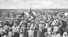 'Les Revers Russes; paysans polonais fuyant devant l'invasion allemande 1915. Creator: Unknown