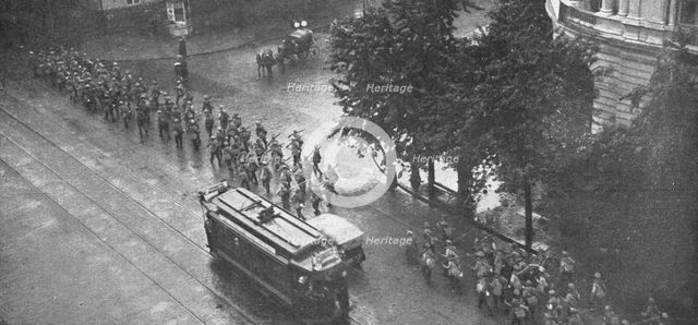 'Les Revers Russes; un regiment russe defile dans rues a peu pres desertes de Varsovie', 1915. Creator: Unknown.